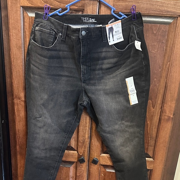 Time and Tru Women’s High Rise Curvy Dkinny - Picture 1 of 1